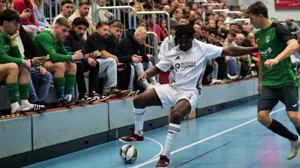 Mawouena Ayena von der SG Hiddesen-Heidenoldendorf kann den Ball tanzen lassen. - © Jörg Hagemann