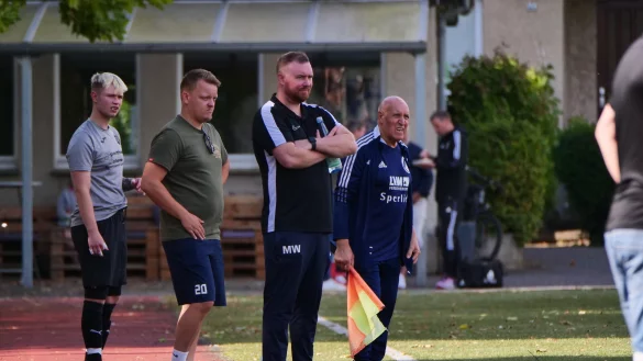 TBV-Trainer Mathias Wellmann (Mitte) wird unterstützt durch Gerrit Barthelmeus (links) und Betreuer Pino Castagna (rechts). - © Jörg Hagemann