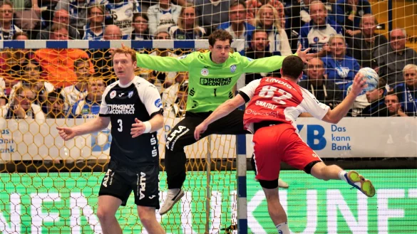 Constantin Möstl will Ivan Snajder wieder einige Bälle wegnehmen. Links Nicolai Theilinger. - © Jörg Hagemann