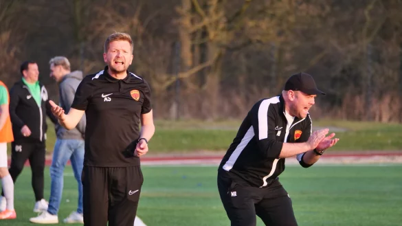 Das Post-TSV-Trainer-Duo war nicht zufrieden: Andre Schröder (links) und Markus Rüschenpöhler litten beim 3:3 gegen TuS Lohe an der Seitenlinie mit. - © Jörg Hagemann