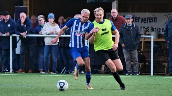 Holzhausens Moritz Simon (links) und Brakes Andre Kirsch im Zweikampf. - © Jörg Hagemann