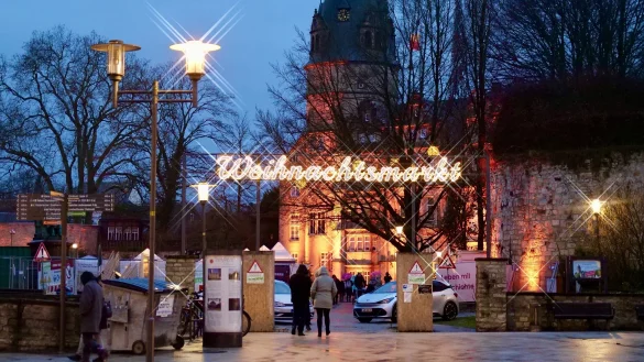 Der Zugang am Theaterplatz zum Detmolder Weihnachtsmarkt im Schlosspark wurde verändert. - © Jörg Hagemann