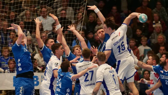 Gummersbachs Wurfmaschine Miro Schluroff ist nur schwer zu bändigen. - © Jörg Hagemann