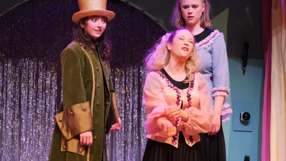 "Stolz und Vorurteil (*oder so)" überzeugt als moderne Adaption mit viel Gesang. Mit Stella Hanheide als Charles Bingley, Alexandra Riemann als Lydia Bennet und Katharina Otte als Jane Bennet (von links). - © Thomas Krügler