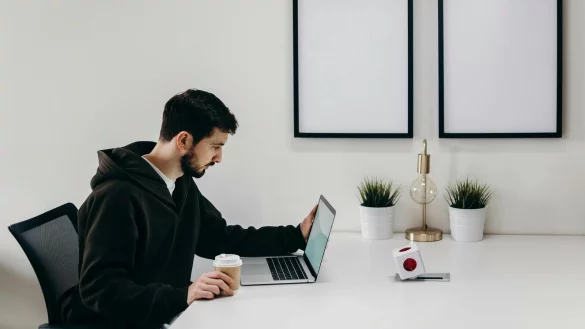 Ein Mitarbeiter im Homeoffice: Bei vielen Unternehmen habe sich hybride Arbeitsmodelle etabliert. - &copy; pexels / cottonbro studio