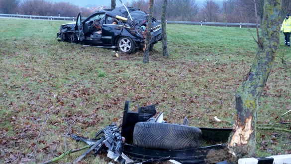 Das Vorderrad des Autos wurde durch den Aufprall gegen einen Baum abgerissen. - &copy; Ralph Meyer
