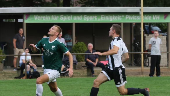 Den Ball im Blick: Pivitsheides Ferdinand Lange zieht in dieser Sitaution an dem Hörster Robin Lapp vorbei. - © Oliver König