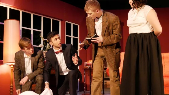 Sherlock Holmes und Dr. Watson knien vor der Leiche und helfen dem verpeilten Inspektor bei den Ermittlungen. Mit Emil Reiband, Robert Abgaryan, Robert Emil Tappe und Filia Herden (von links). - &copy; Thomas Kr&uuml;gler