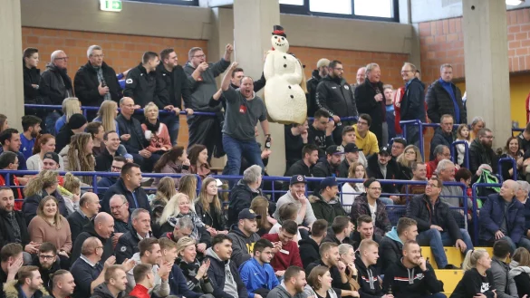Tolle Stimmung: Auf den voll besetzten R&auml;ngen der Halle Aspe sparten die Zuschauer nicht mit Beifall und Aufmunterungen. - &copy; Paul Cohen