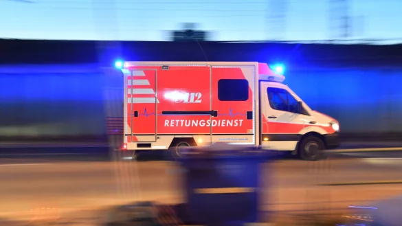 Rettungseinsatz: Normalerweise sollen Patienten mit Verdacht auf Schlaganfall so schnell wie m&ouml;glich in ein Krankenhaus gebracht werden. - &copy; Boris Roessler/dpa