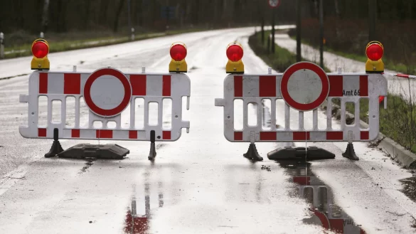 Mehrere Stra&szlig;en sind nach Sturmtief "Sabine" im Kreis Lippe gesperrt worden. - &copy; Symbolfoto: David Young/dpa
