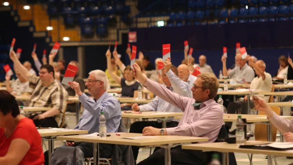 In der Phoenix-Contact-Arena stimmen die Kreisdelegierten der SPD auf Abstand f&uuml;r ihr Wahlprogramm und die Kandidaten ab.&nbsp; - &copy; SPD