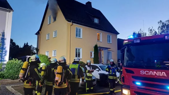 Unter schweren Atemschutz bek&auml;mpft die Feuerwehr den Brand in Bad Meinberg. - &copy; Freiwillige Feuerwehr Horn-Bad Meinberg