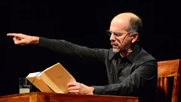 Da gehts lang: Schauspieler Christoph Maria Herbst brilliert im Landestheater Detmold mit seiner Lesung aus Timur Vermes Bestseller &bdquo;Er ist wieder da&ldquo;. - &copy; Andr&eacute; Gallisch
