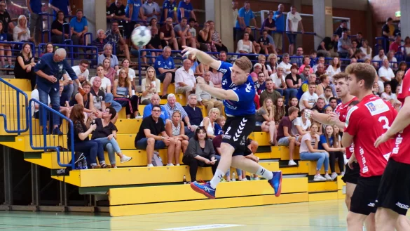 Volle Zuschauertribüne in der Halle Aspe: Marvin Anzer von der ersten Männermannschaft von Handball Bad Salzuflen schließt einen Tempogegenstoß ab. - © Jörg Hagemann