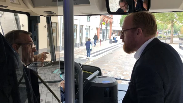 Elektrobus: Fahrer R&uuml;diger Felski und Stadtwerke-Gesch&auml;ftsf&uuml;hrer Volker Stammer unterhalten sich w&auml;hrend eines Halts. - &copy; Sven Kienscherf