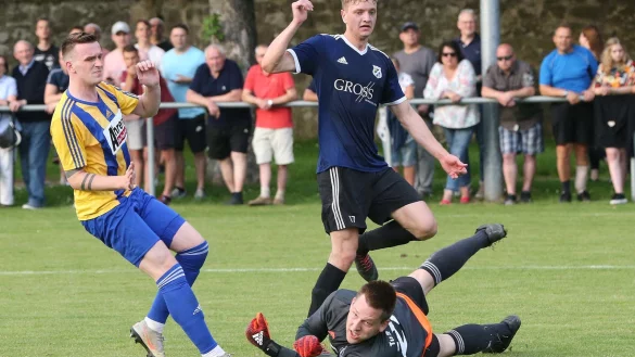 Knapp vorbei: Jannik Sprengelmeyer von der SG Hiddesen-Heidenoldendorf, TuS-WE-L&uuml;gde-Keeper Felix Wessel streckt sich. - &copy; Paul Cohen