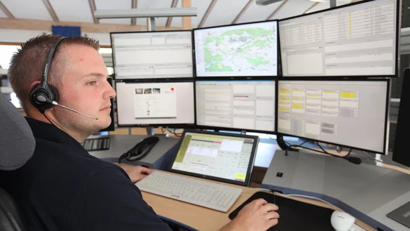 Alles im Blick: Disponent Daniel Hoffmeister im Einsatz in der integrierten Leitstelle Lemgo. - &copy; Vera Gerstendorf-Welle