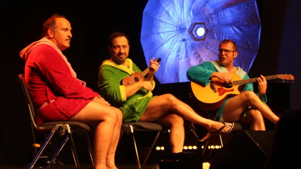 Noch eine letzte Zugabe im knappen Bademantel: "Eure M&uuml;tter" gastieren in der Stadthalle Detmold. - &copy; Silke Buhrmester