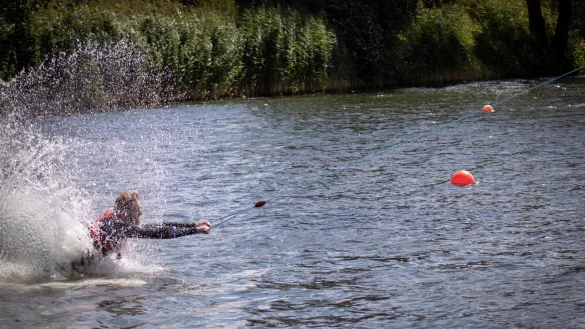 Maurice Arndt versucht sich im Wasserski. - &copy; Alina Meier