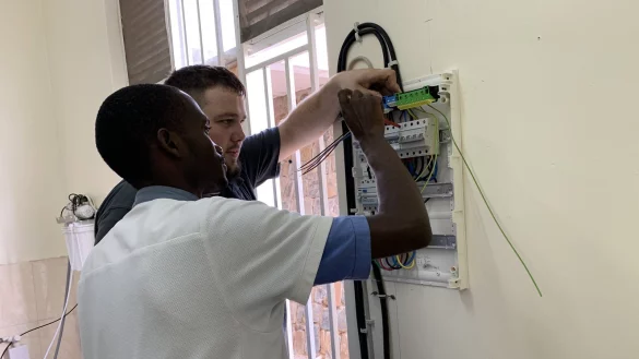 Fabian Hoheisel hilft als "Elektriker ohne Grenzen" in einem Krankenhaus im Nordosten Ruandas, die Stromversorgung zu verbessern. - &copy; Fabian Hoheisel