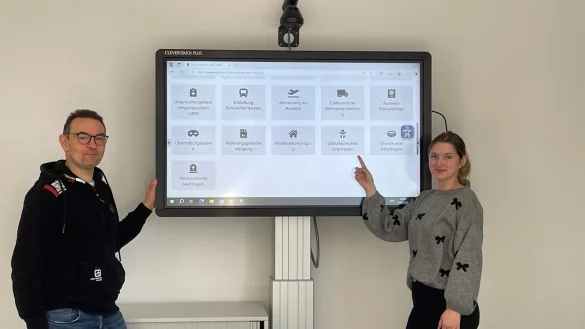 Thorsten Mitschke (Digitalsierungsbeauftragter /DV-Koordinator) und Svenja Findorff (Sachbearbeiterin im Ordnungs- und Sozialamt sowie der Stabstelle Zukunftsfragen) weisen auf die neuen Online-Dienste der Stadt hin. - © Stadt Lügde