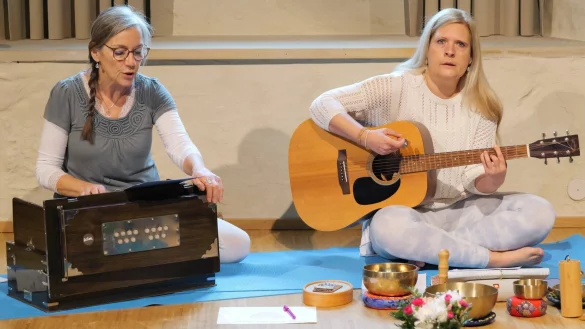 Einheit von Klang und Körper. Meditative Mantras vom Duo "CoSiMa" mit Corinna Will (rechts) und Sibylle Steinpass begleiten die Yogaübungen. - © Thomas Krügler