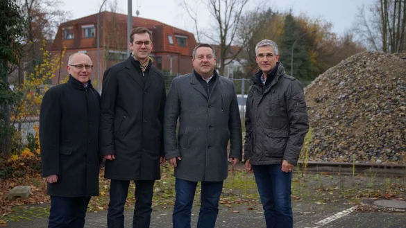 Fachbereichsleiter Frank Rayczik, B&uuml;rgermeister Matthias Kalkreuter, Landrat Dr. Axel Lehmann und Beigeordneter Thorsten Paulussen (von links) verschaffen sich einen Eindruck vom vorgesehenen Grundst&uuml;ck. - &copy; Cordula Gr&ouml;ne