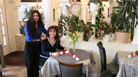 Anastasia Anastasakis und Mutter Chrisoula Alexandrakis in ihrem Restaurant "Hellas". - &copy; Alexandra Schaller