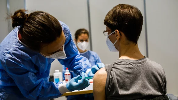 In Lippe wird seit Anfang Februar gegen Covid-19 geimpft. Die LZ will wissen: Wie stehen Sie zu dem Thema? - &copy; Philipp von Ditfurth/dpa