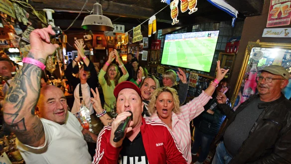 In "Ortmann's Anno 1966" hat Schlagers&auml;nger Aleks Schmidt von Beginn an seine Zuschauer fest im Griff, gemeinsam wird ausgelassen gefeiert - &copy; Nicole Ellerbrake