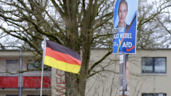 Eine Deutschlandflagge und ein Wahlplakat der AfD-Spitzenkandidatin zur Bundestagswahl in Espelkamp. - © Heike von Schulz