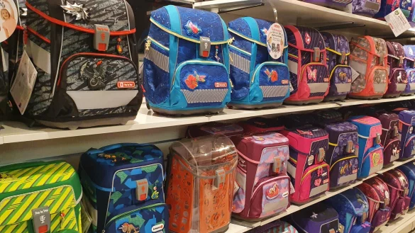 In vielen Familien in OWL ist der neue Ranzen vor der Schul-Zusage da. Eine Schulleiterin erkl&auml;rt, warum das so lange dauert und was Eltern bei einer Absage tun k&ouml;nnen. - &copy; radio