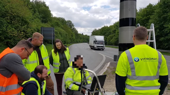 Das d&uuml;rfte manch einen Verkehrsteilnehmer an der Abfahrt Leopoldstal schockiert haben: Es blitzt unaufh&ouml;rlich, w&auml;hrend Mitarbeiter der Firma Vitronic (rechts) letzte Feinheiten einstellen und schon mal Stephan Bethge, Jan Depping, Boris Adrian und Denise Engel (von links) einweisen. - &copy; Marianne Schwarzer