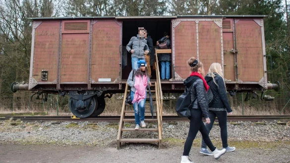 Ganz nah kommen Schüler in Bergen-Belsen den Orten der Gräueltaten der Nazis. Gymnasiasten aus Bielefeld sangen dort ein Lied mit rechten Parolen. - © Symbolbild: Hauke-Christian Dittrich/dpa