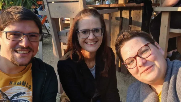 Jan-Michael Stube (v. l.), Jennifer König und Hannah Schwier organisieren mit weiteren Mitgliedern regelmäßig den Treffpunkt OWL als Anlaufstelle für junge Erwachsene mit Krebs. - © Hannah Schwier