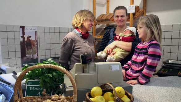 Edeltraud Kuhlmeier, Maria von M&uuml;ller und ihre Kinder Ronja und Greta (von links) im Bio-Hofladen, der viele Kunden durch die Sperrung der Gausek&ouml;te eingeb&uuml;&szlig;t hat. - &copy; Bernhard Preuss
