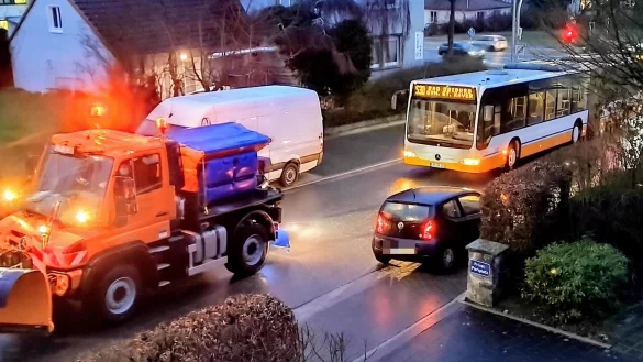Das Blitzeis vor 14 Tagen hat vielerorts f&uuml;r Verkehrsprobleme gesorgt. In der Detmolder Innenstadt konnte ein Bus seine Fahrt nicht fortsetzen. - &copy; Archivfoto: Yvonne Glandien