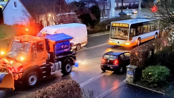 Wegen der extremen Glätte hatte ein Bus in Detmold massive Probleme, die Straße hoch zu kommen. - © Yvonne Glandien