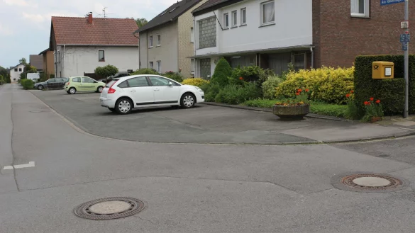 Diskussionsgegenstand: Die Parkpl&auml;tze an der Ecke Am Rosenhagen/Bachstra&szlig;e sollen saniert werden, obwohl sie nach Angaben von Verwaltung und Anwohnern intakt sind. - &copy; Thomas Dohna