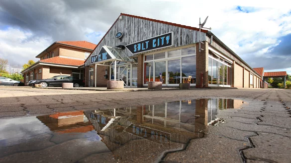 Voreilig? Vielleicht müssen die Motorrad-Rocker des „Brothers MC Salt City" ihre nagelneuen Vereinsschilder bald wieder abmontieren. Der Stadtentwicklungsausschuss hat die Nutzung des ehemaligen Billardcafés als Clubhaus abgelehnt. - © Vera Gerstendorf-Welle