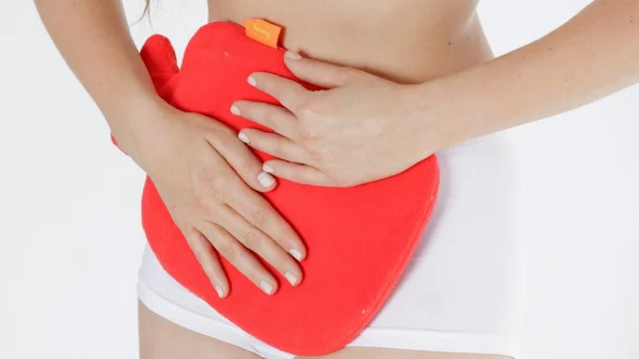 Frau mit Regelschmerzen - &copy; Foto: Monique W&uuml;stenhagen/dpa-tmn