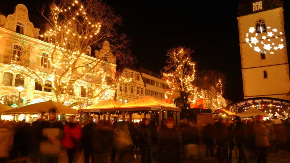 Der Detmolder Advent erstrahlt. Es gibt so einige Neuerungen, zum Beispiel weitere H&uuml;tten und 42 Tische, auch welche f&uuml;r Kinder. - &copy; Stadt Detmold