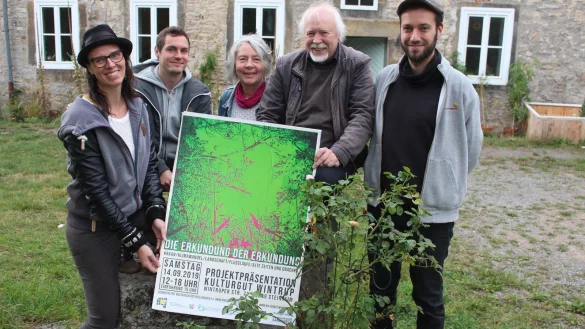 Voller Vorfreude: (von links) Christiane Limper, Bewohner Paul Moser, Gesine Bahn, Wolfgang Stratmann sowie der Bewohner Max Dettling. - &copy; Michaela Weisse