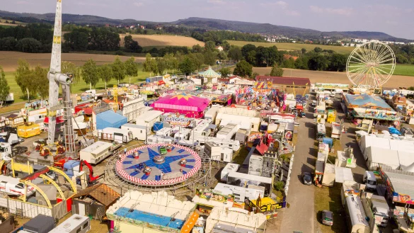 Flei&szlig;iges Treiben: Jedes Jahr wird auf dem gesamten Wilbasen-Gel&auml;nde geschraubt, gesteckt und geputzt, um Fahrgesch&auml;fte, Buden und St&auml;nde auf die Besucher vorzubereiten. Mit dem neuen Marktmeister kommen f&uuml;nf neue Attraktionen nach Blomberg. Archivfoto: Torben Gocke - &copy; Torben Gocke
