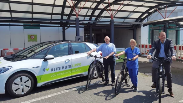 Der ehemaligen Betriebsratsvorsitzende Ulrich Klüte (von links), Krankenschwester Britta Mescheder und Personalchef Holger Hagemann freuen sich auf die Räder. - © Malte Cilsik