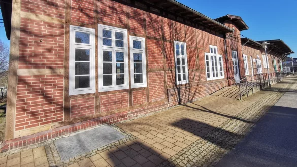 Soll aus dem Dornröschenschlaf geweckt werden: die ehemalige Gaststätte "Cigarillo" im alten Bahnhof Barntrup. - © Sylvia Frevert