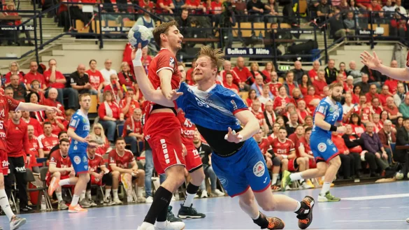 Christian Klimek setzt sich gegen Gunnar Dietrich durch und erzielt einen seiner sechs Treffer.
Foto: Bermel/Eibner-Pressefoto - &copy; Eibner-Pressefoto / Michael Bermel