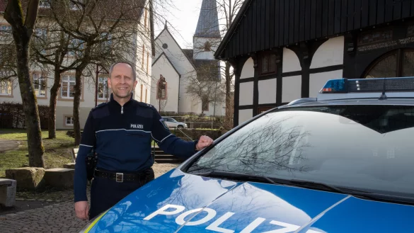 Arnd Schweppe &ndash; hier vor dem B&uuml;rgerhaus in Hohenhausen &ndash; ist der neue Kontaktbeamte f&uuml;r die Kalletaler.&nbsp; - &copy; Polizei
