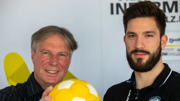 Dietmar Welle (links) und Handballer Tim Suton blicken in der neuen Folge "Volltreffer" auf das TBV-Spiel am Samstag. - &copy; Jannik Stodiek